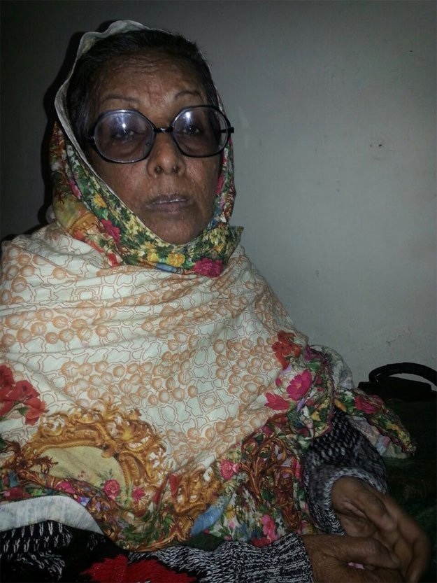 Bil Batori of Ainak Wala Jin begging on streets